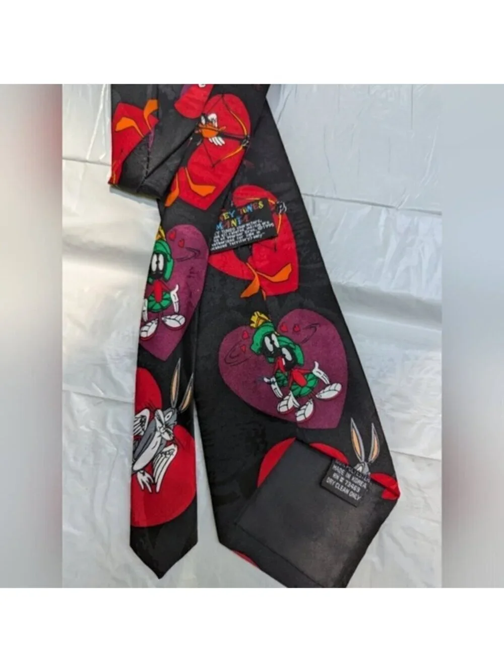 Looney Tunes Necktie mania lovestruck Hearts tie Bugs,Tweety, Marvin Taz, Daffy